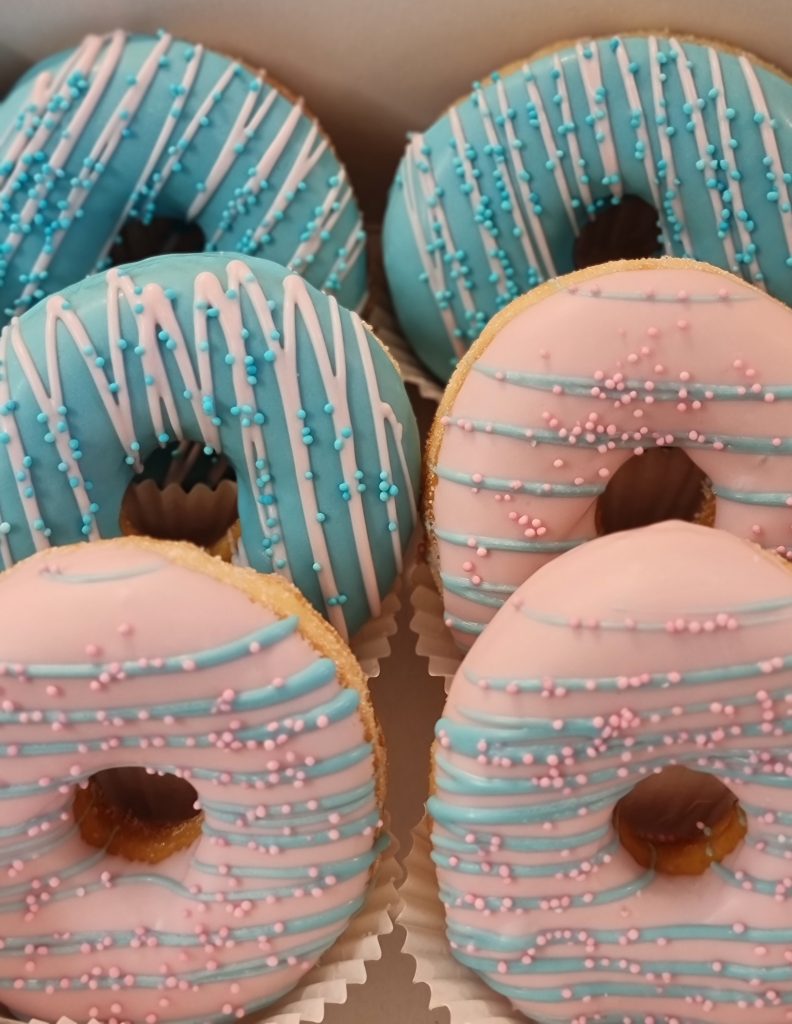 Roze blauwe donuts