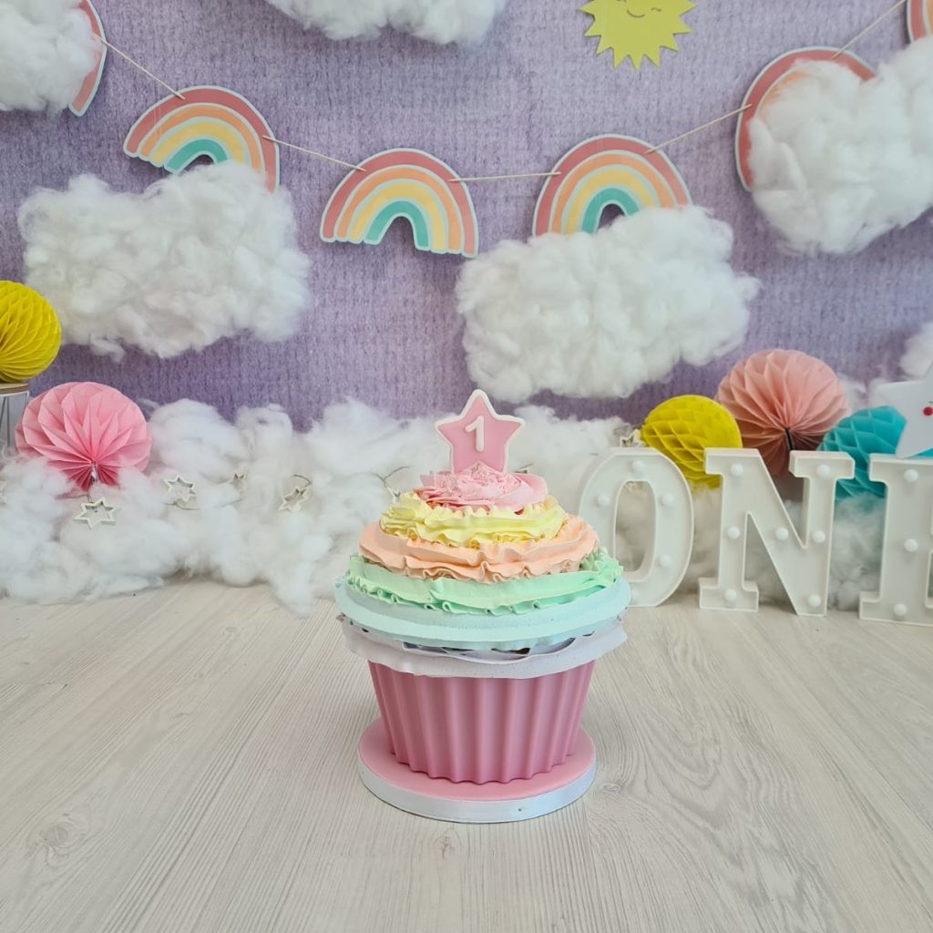 Regenboog grote cupcake