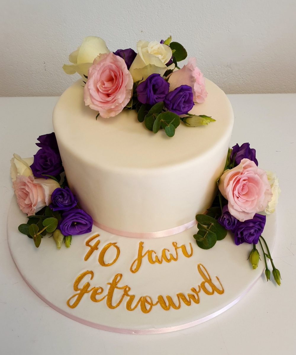 40 jaar getrouwd wit taartje met bloemen