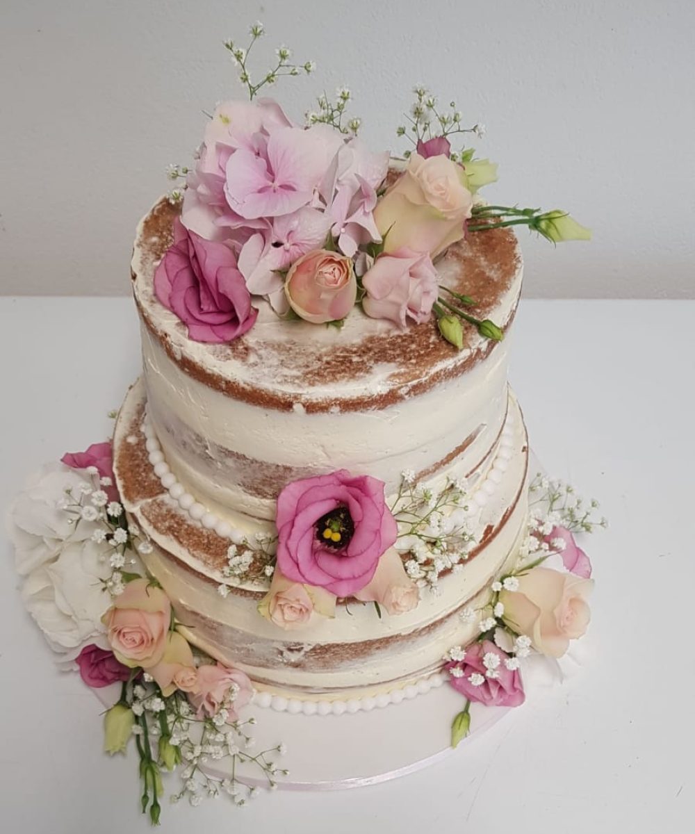 Bruidstaart met roze bloemen decoratie