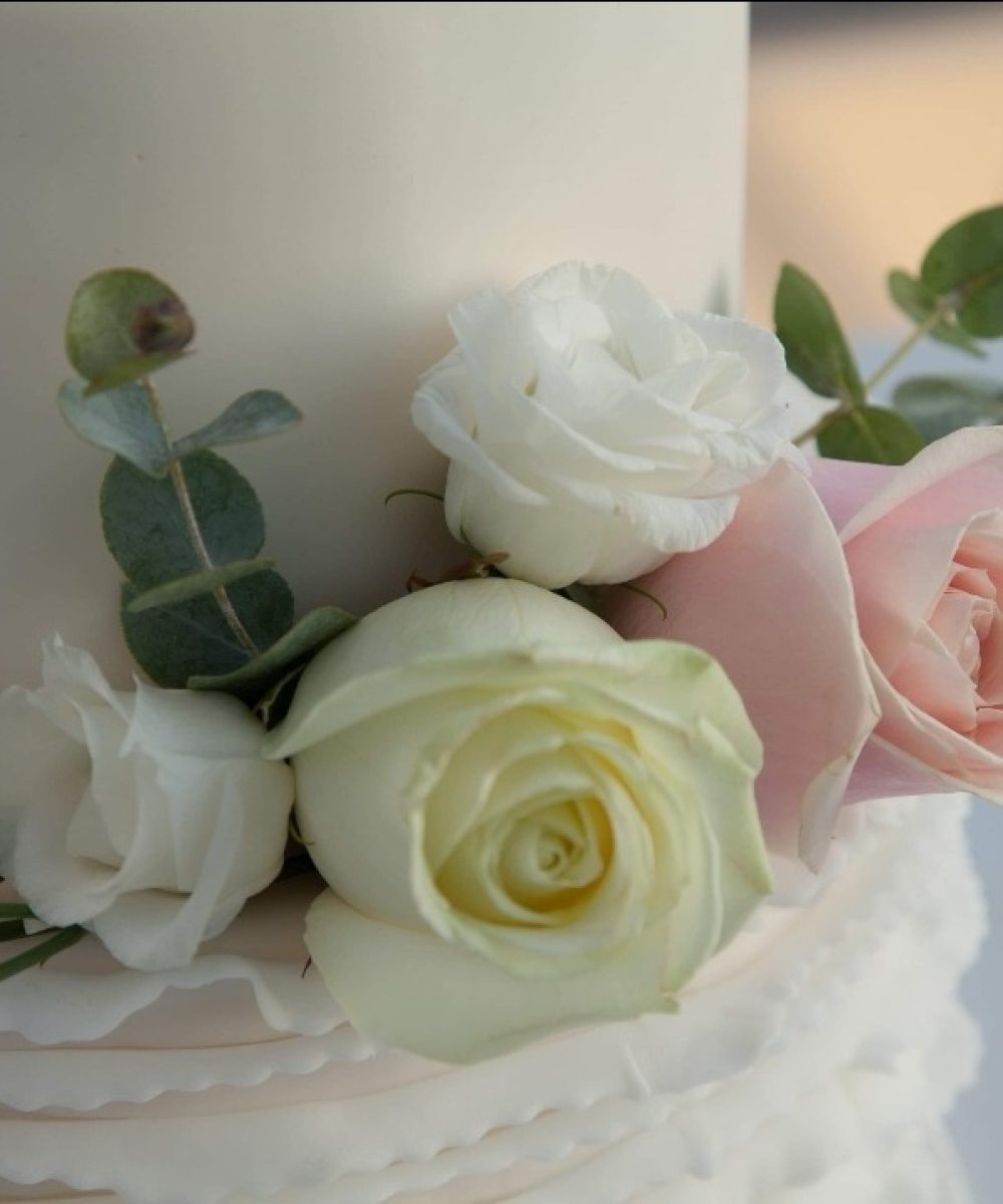 Bruidstaart met bloemen decoratie